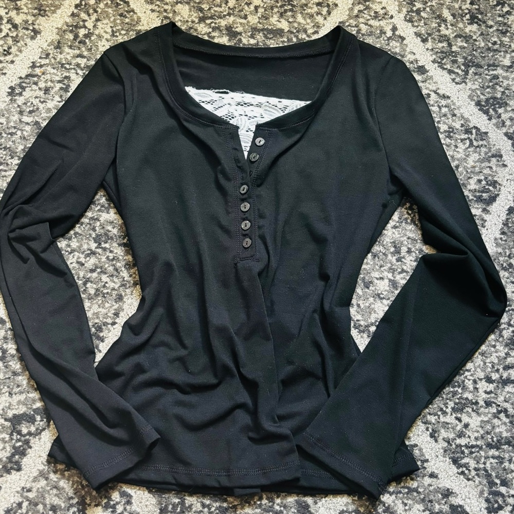🖤🤍Black long sleeve button up shirt with lace detailing